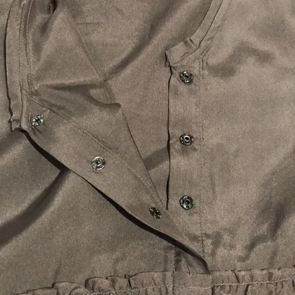 Banana Republic 100% silk taupe sleeveless blouse - Picture 5 of 10